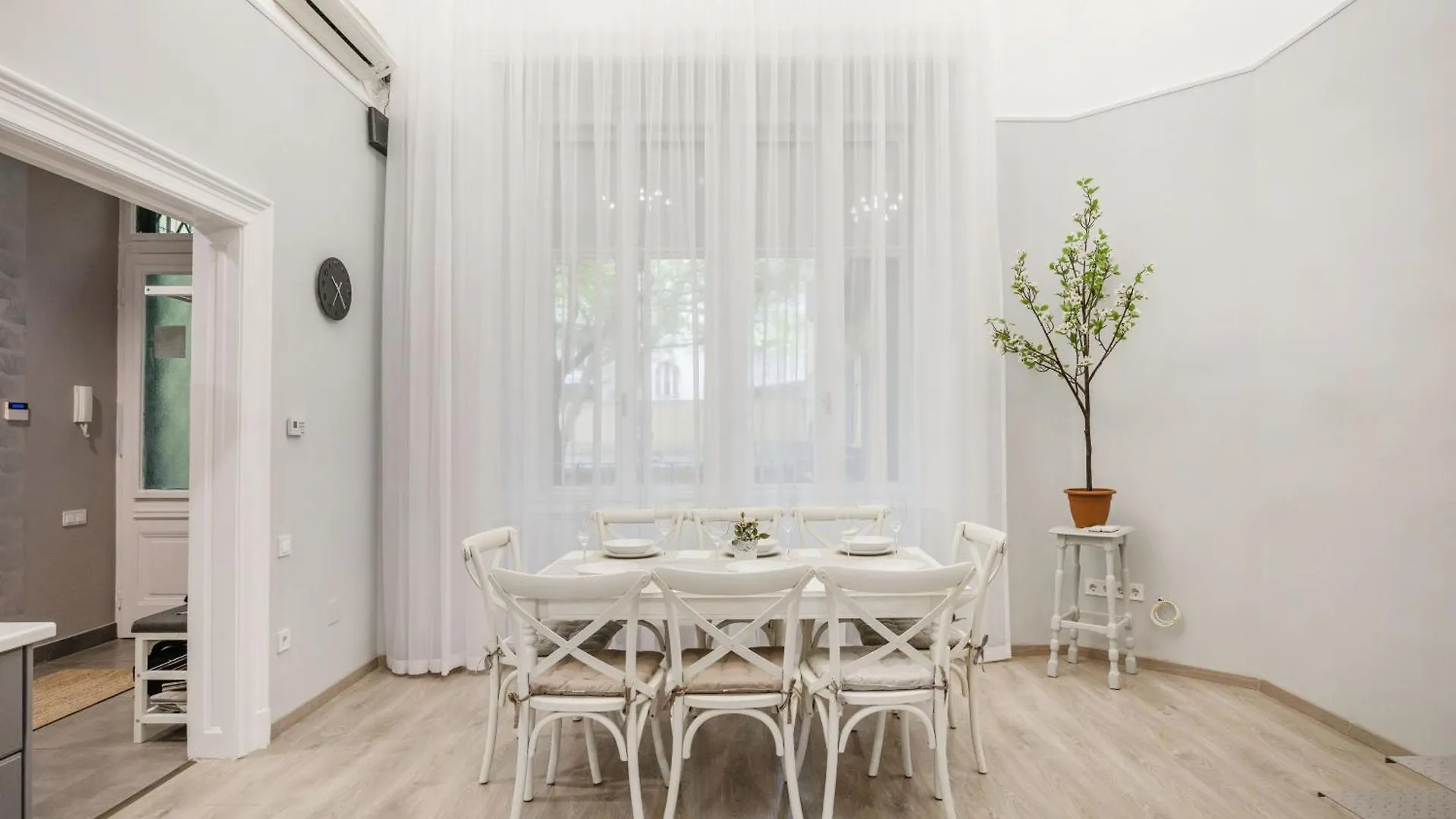 Spacious And Charming Apartment In The Centre Budapest