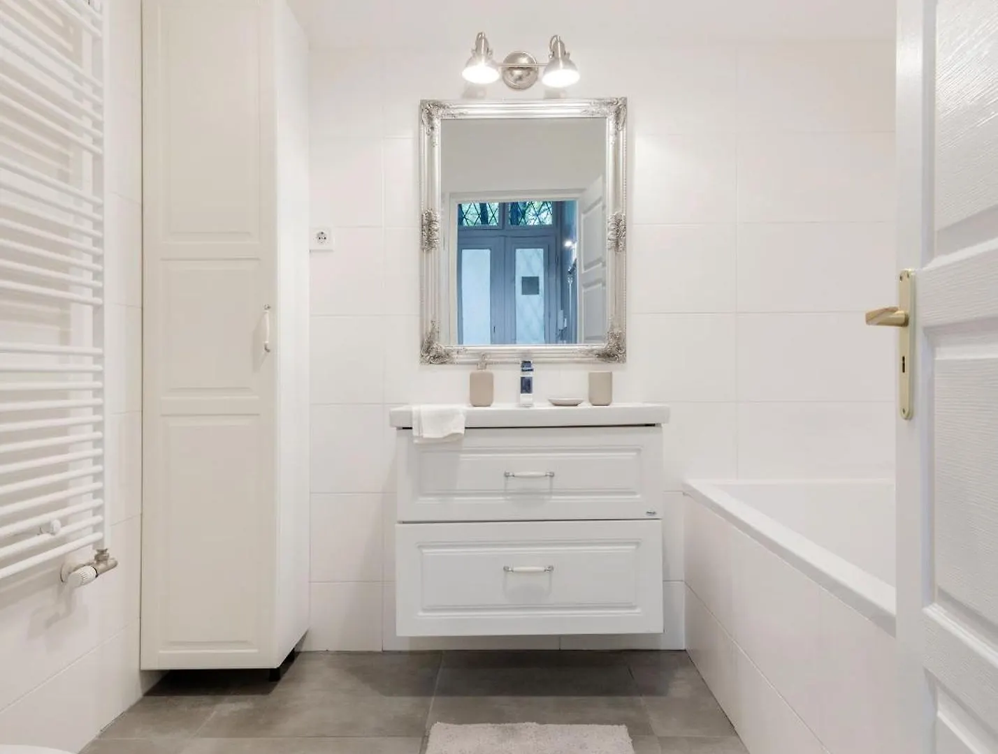 Spacious And Charming Apartment In The Centre Budapest